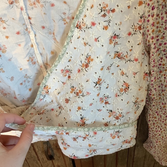 American Eagle Ditsy Floral Eyelet Balloon Sleeve Faux Wrap V-neck Crop Top - Picture 3 of 9